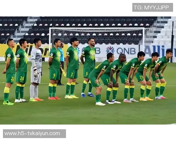 冬训季节北京国安新帅汉斯与罗德里戈携手出征球迷热情分享照片