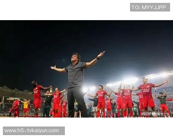 冬训季节北京国安新帅汉斯与罗德里戈携手出征球迷热情分享照片