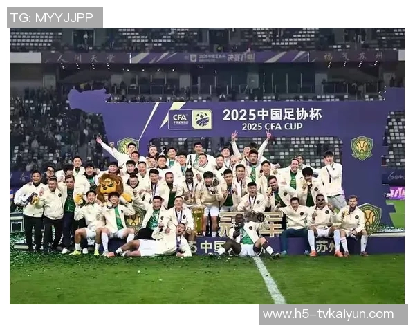 冬训季节北京国安新帅汉斯与罗德里戈携手出征球迷热情分享照片