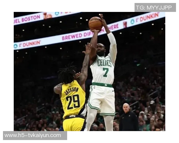 杰伦布朗全能表现助力球队稳定胜利30分10板5助3断展现全面实力